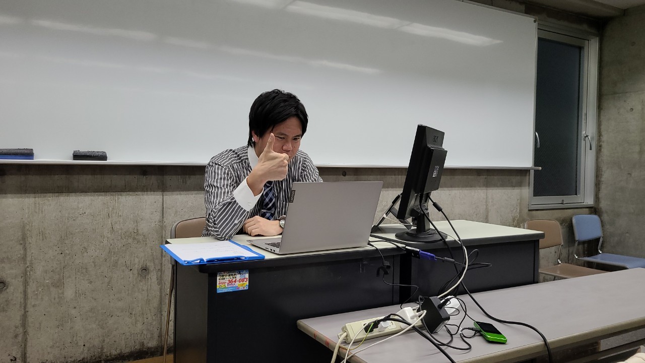 20200504abe反応スタンプ「グー」をジェスチャーする有田先生.jpg