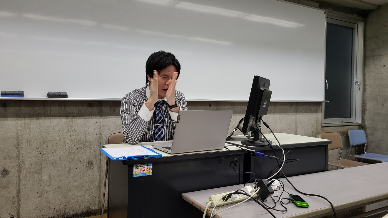 20200504abe反応スタンプ「拍手」をジェスチャーする有田先生.jpg